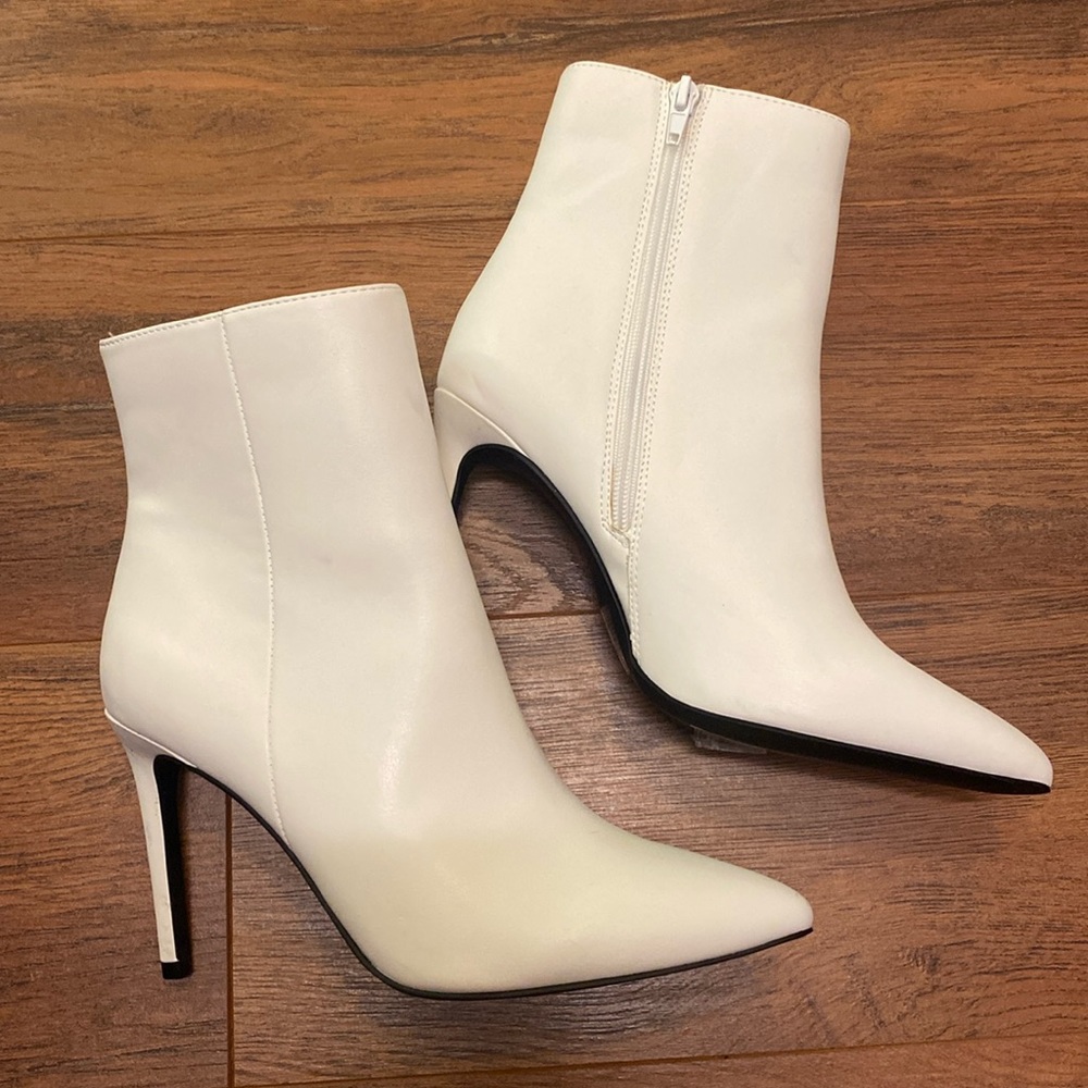 Women’s Forever 21 white boot heels. 4 inch heel. Size 7.